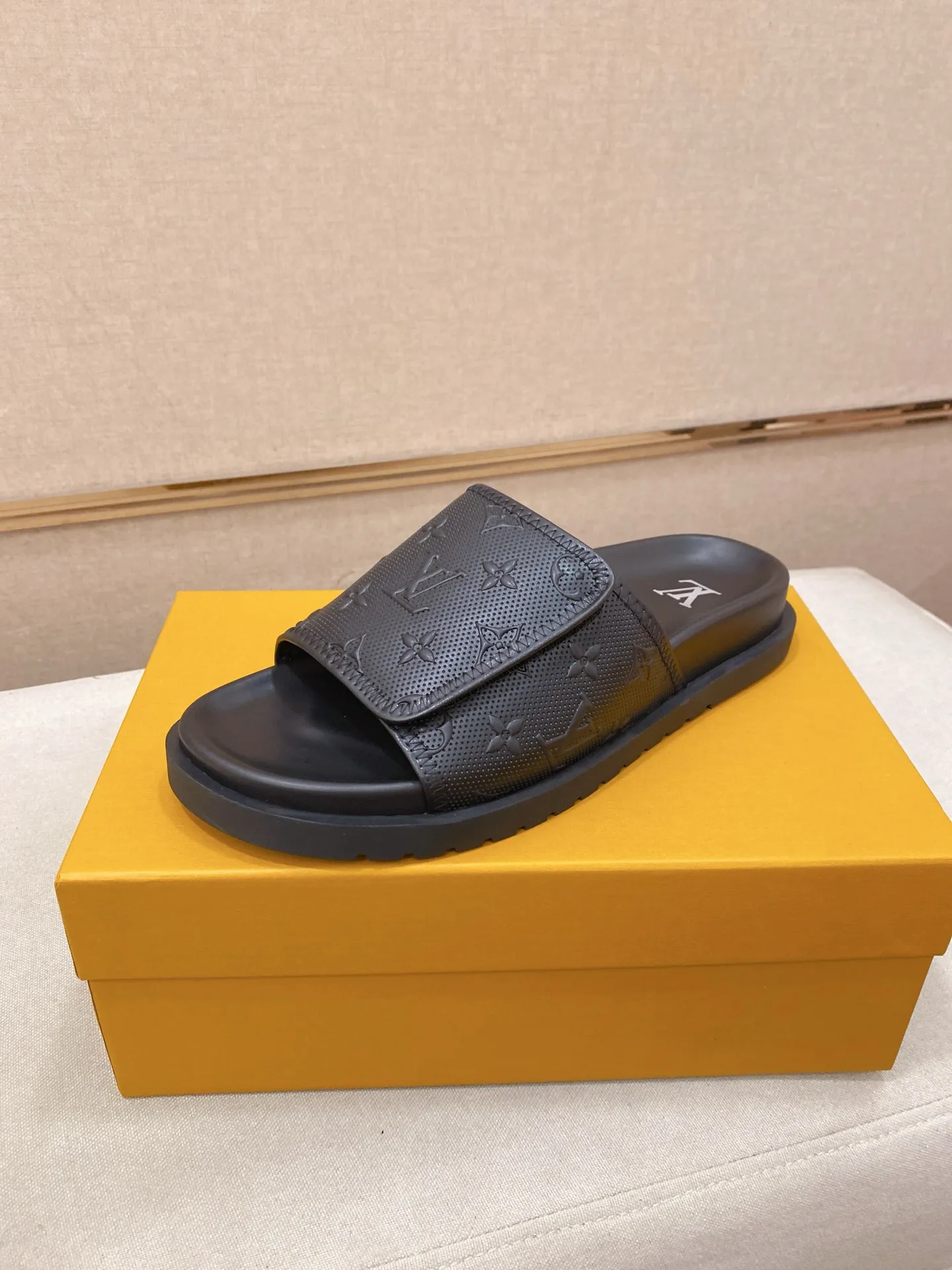 Men's shoes💰: 320💰Made by LV🔍Top purchasing agent, men's spring and summer slippers are available at the same counter. The uppers are made of cowhide imported from Italy, with logo graphics and high-quality craftsmanship. Soles: original soles specially provided by the original factory. Exclusive molded soles are super comfortable. Original goods with single order, 🔍🔍high quality, you can enter and exit the counter at will. Welcome to compare, code number 38-44.